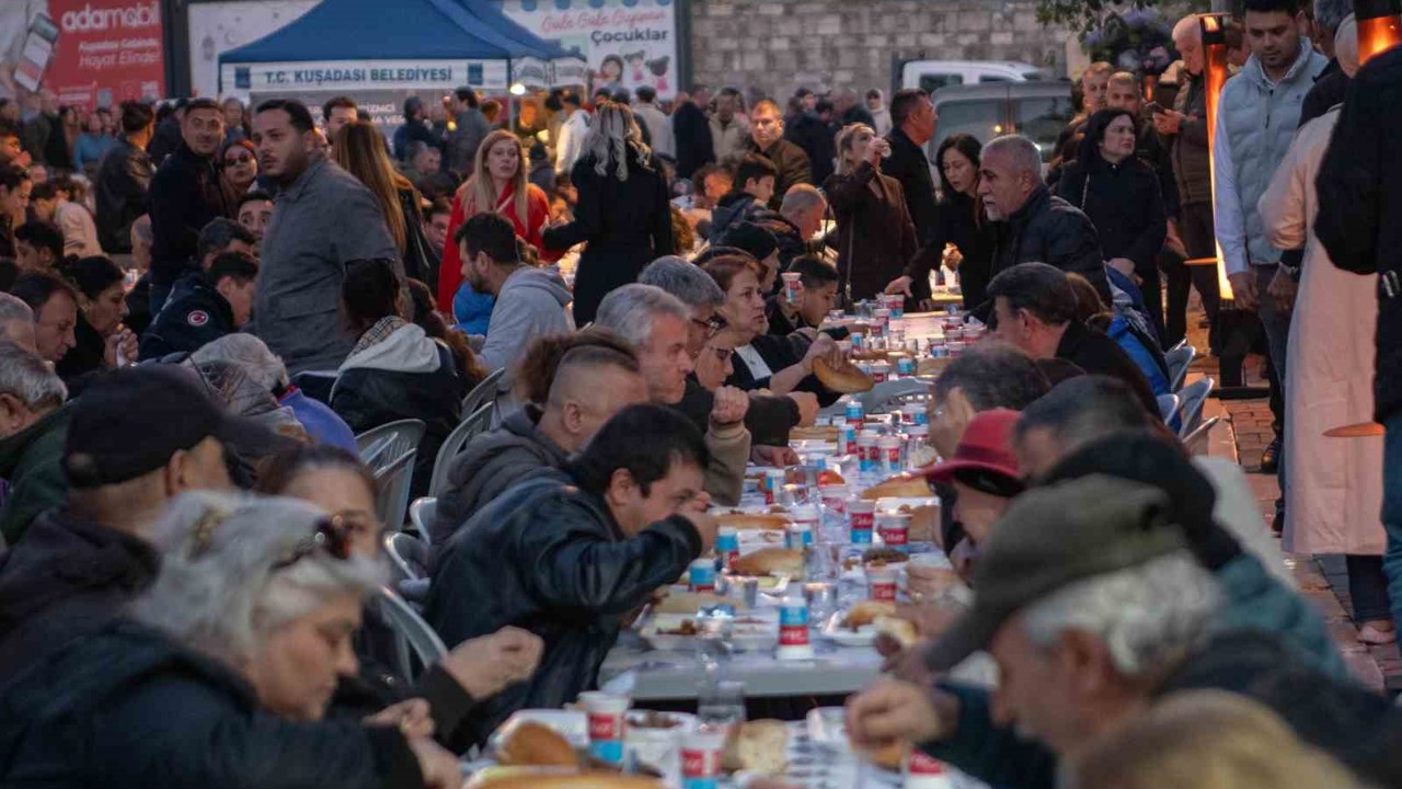 Kuşadası, Başkan Günel için tek yürek oldu
