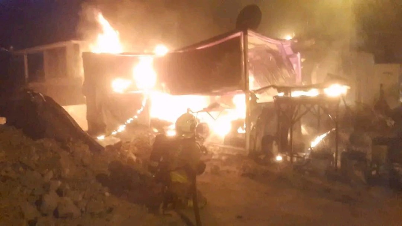 Alevlere teslim olan konteyner yanarak kullanılamaz hale geldi
