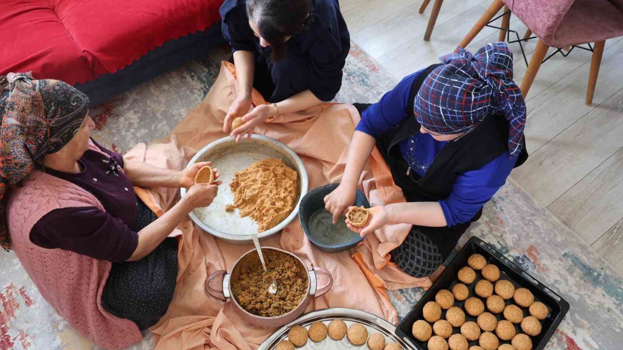 Adana’da bayram sofralarının vazgeçilmezi içli köfte mesaisi başladı
