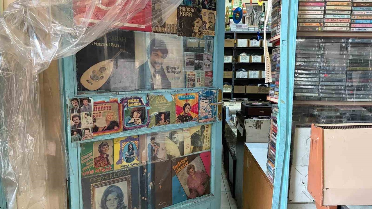 Müzik dünyasının geçmişine 20 yıldır topladığı plak ve kasetlerle ışık tutuyor

