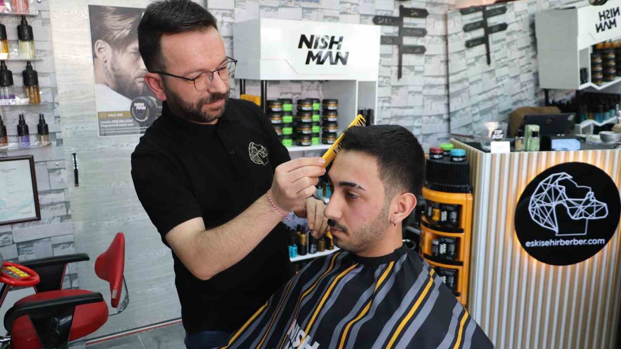 Kuaförlerin bayram tıraşı mesaisi sahura kadar uzuyor
