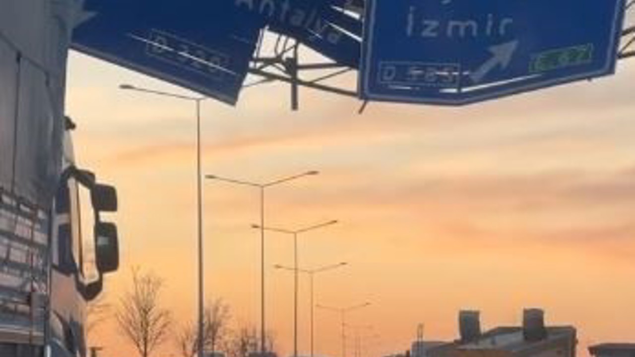 Yönlendirme tabelasına çarpan tırın dorsesi yola savruldu
