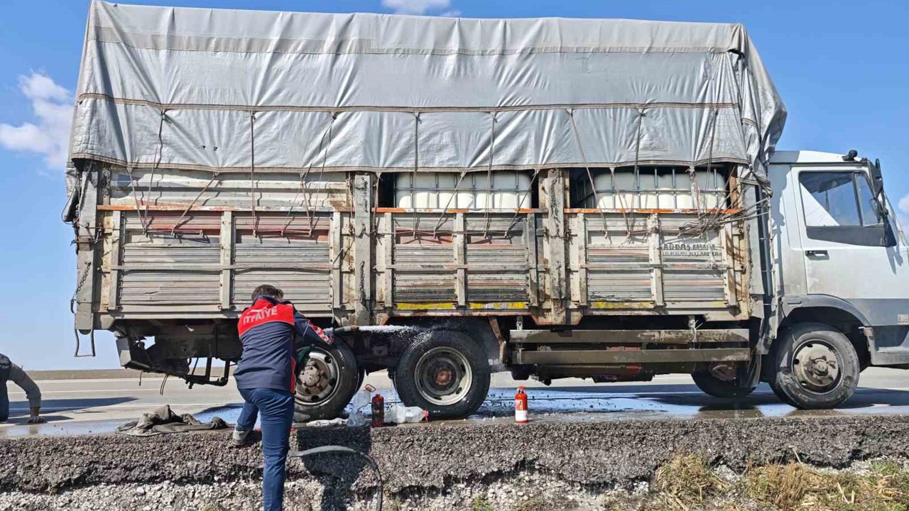 Sıkışan balata kamyonun lastiğini yaktı
