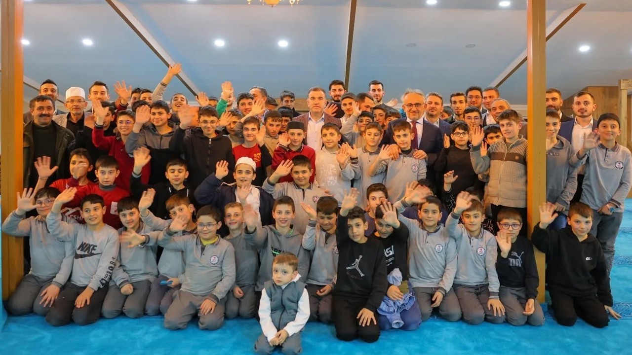 Vali Eldivan hafız adaylarıyla iftarda buluştu
