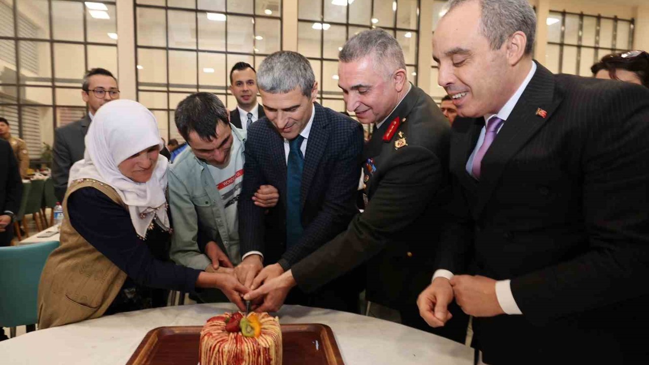 Polislerden özel bireye unutamayacağı doğum günü sürprizi
