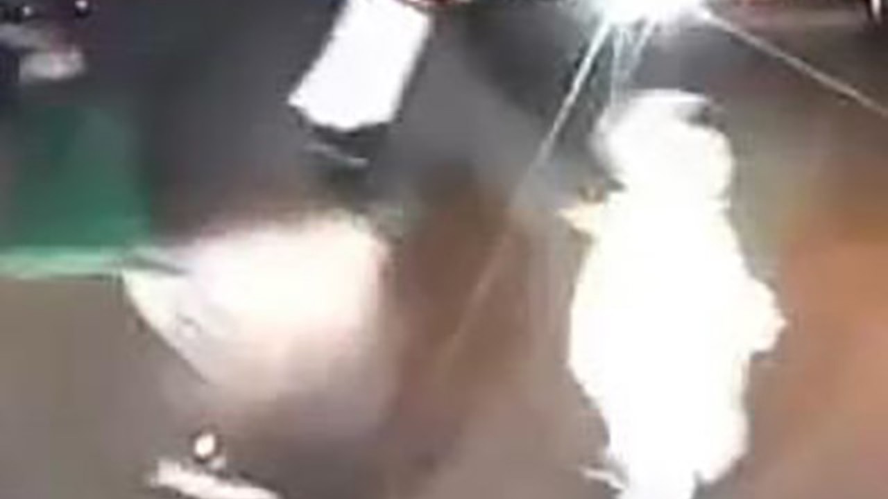 Annesinin elinden kaçıp yola koşan çocuk kazadan kurtuldu
