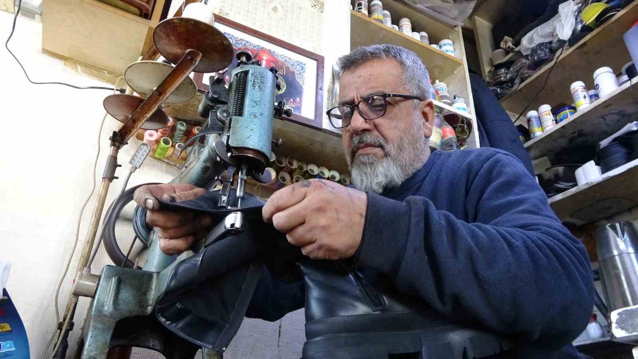 Babadan oğula ayakkabı tamirciliği
