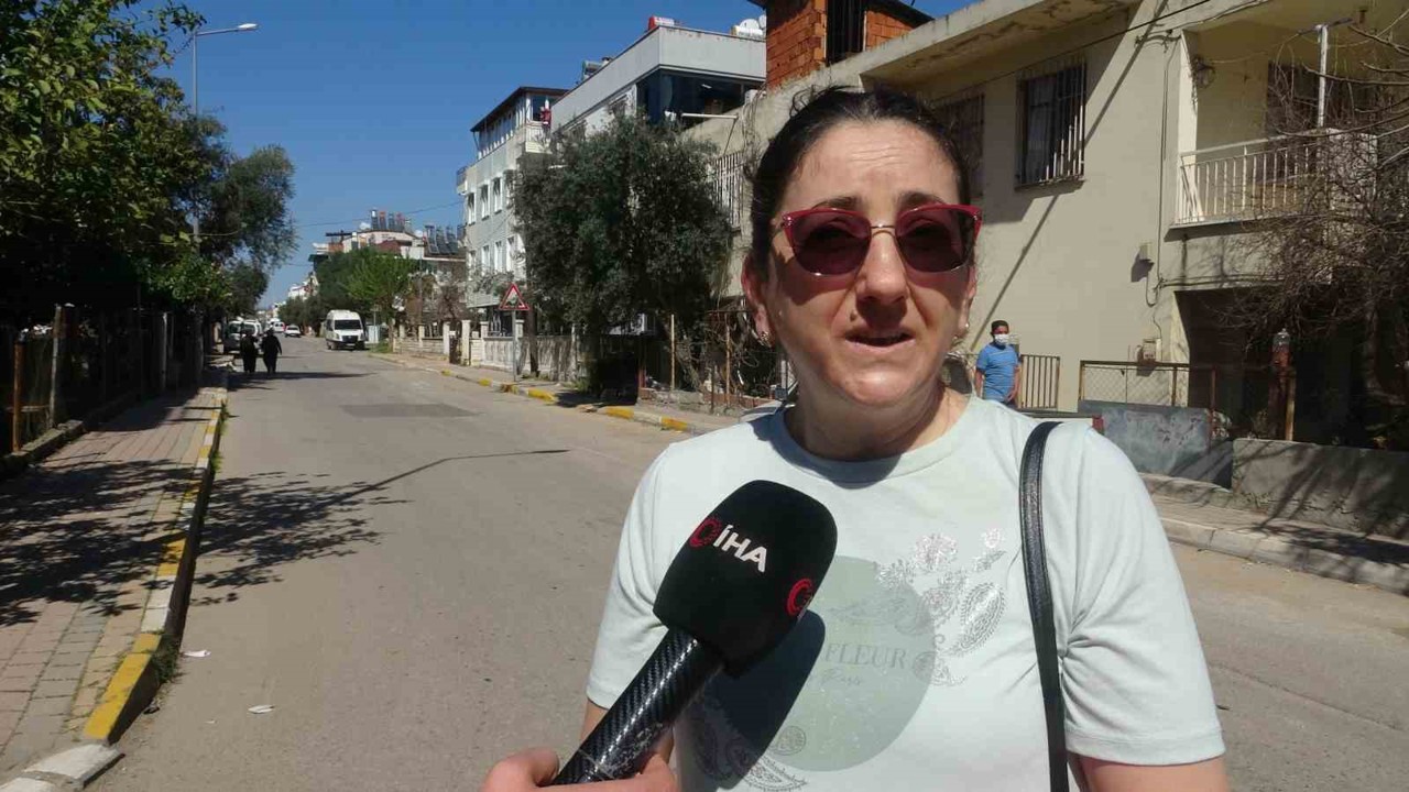 Antalya’da iki motosikletlinin yola savrulduğu kaza kameraya yansıdı, mahalleli kasis istedi
