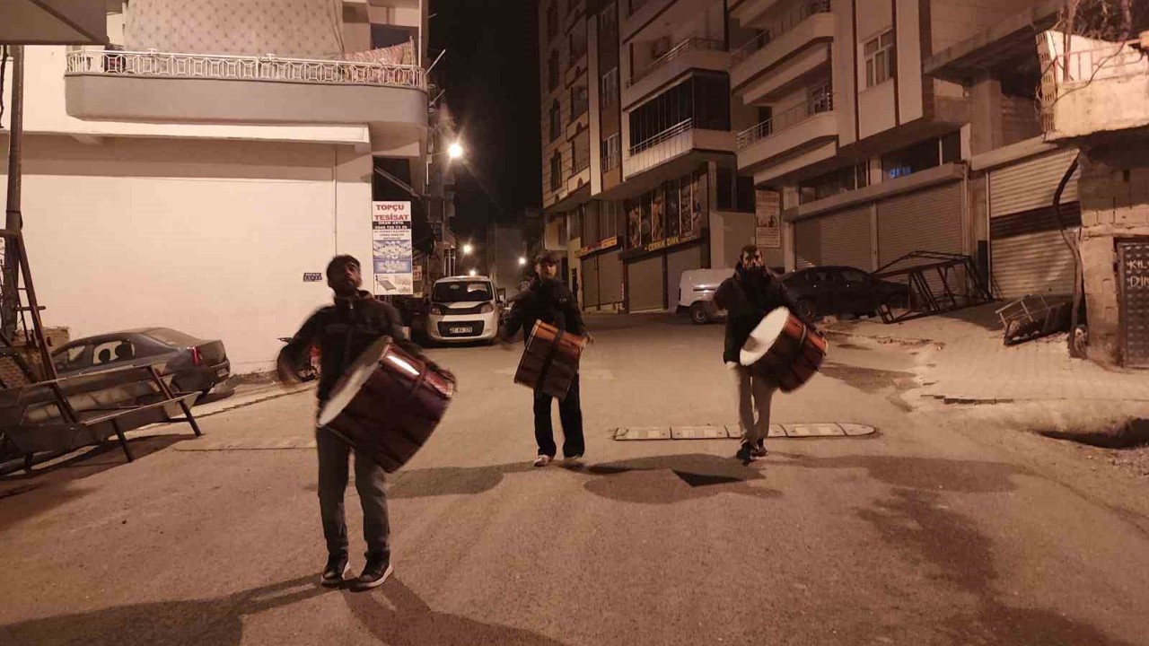 Diyarbakır’da 40 yıldır halay davulu çalarak sahura uyandırıyorlar

