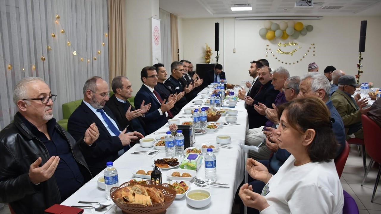 Kaymakam Güldoğan huzurevi sakinleriyle iftarda buluştu
