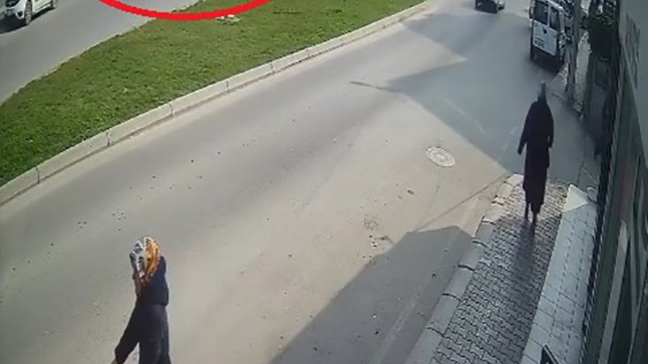 Halk otobüsü ile otomobilin çarpıştığı kaza kamerada: 9 yaralı
