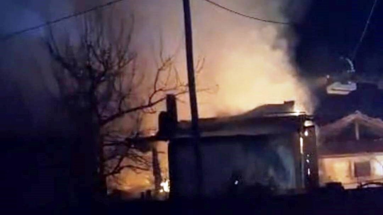 Hisarcık’ta çıkan yangında ev ve samanlık tamamen yandı
