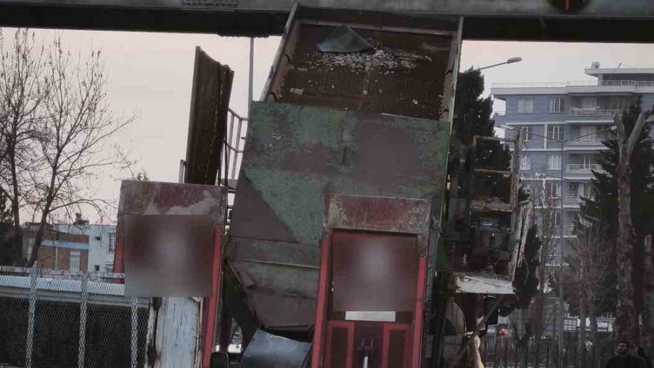 Yüksek yüklü tır üst geçitten geçemedi
