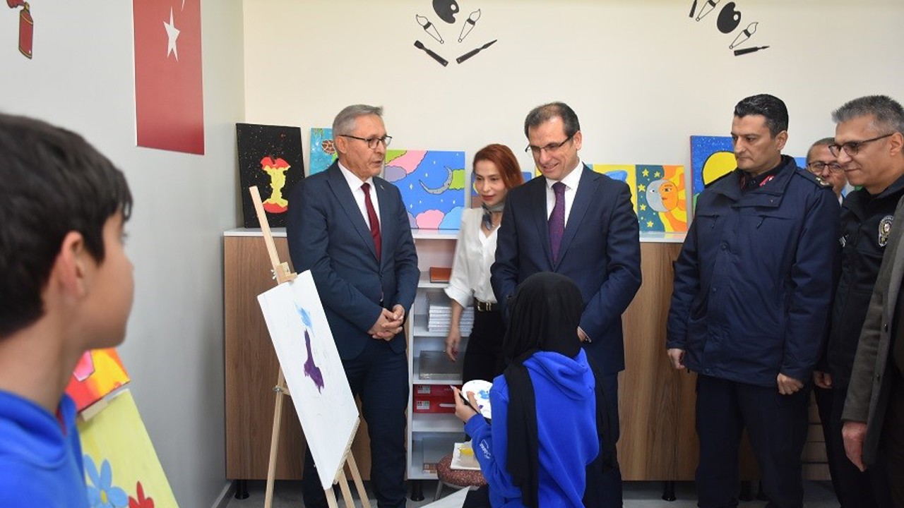 Salihli’de öğrencilerin hayal gücünü geliştirecek resim atölyesi açıldı
