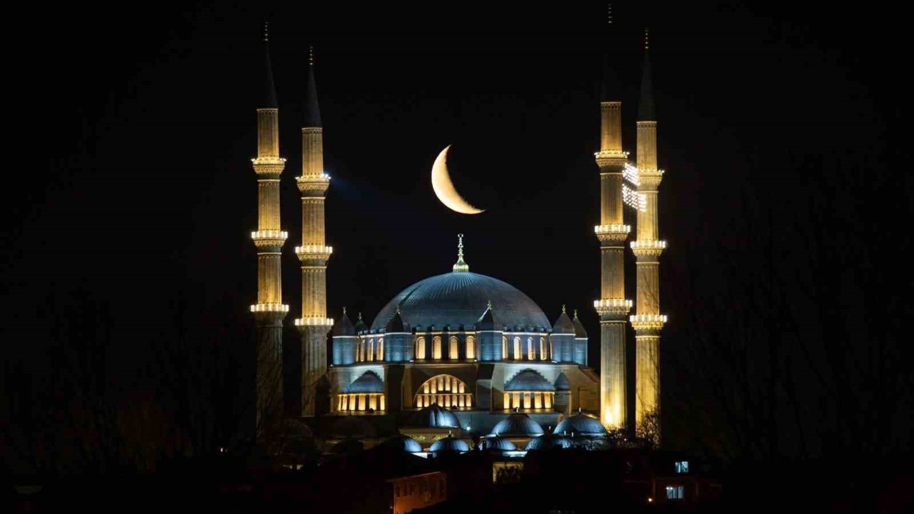 Selimiye’nin üzerinde hilal büyüledi
