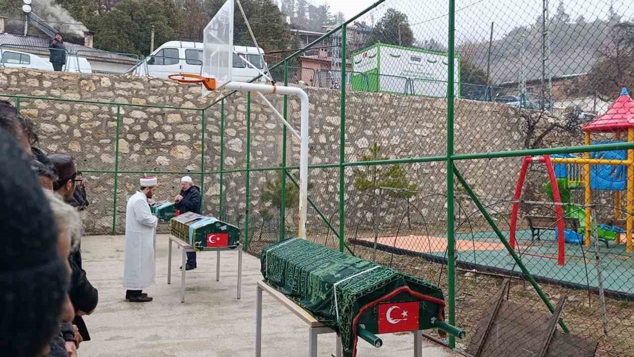 Minibüsün uçuruma yuvarlandığı kazada ölen 3 kişi son yolculuklarına uğurlandı
