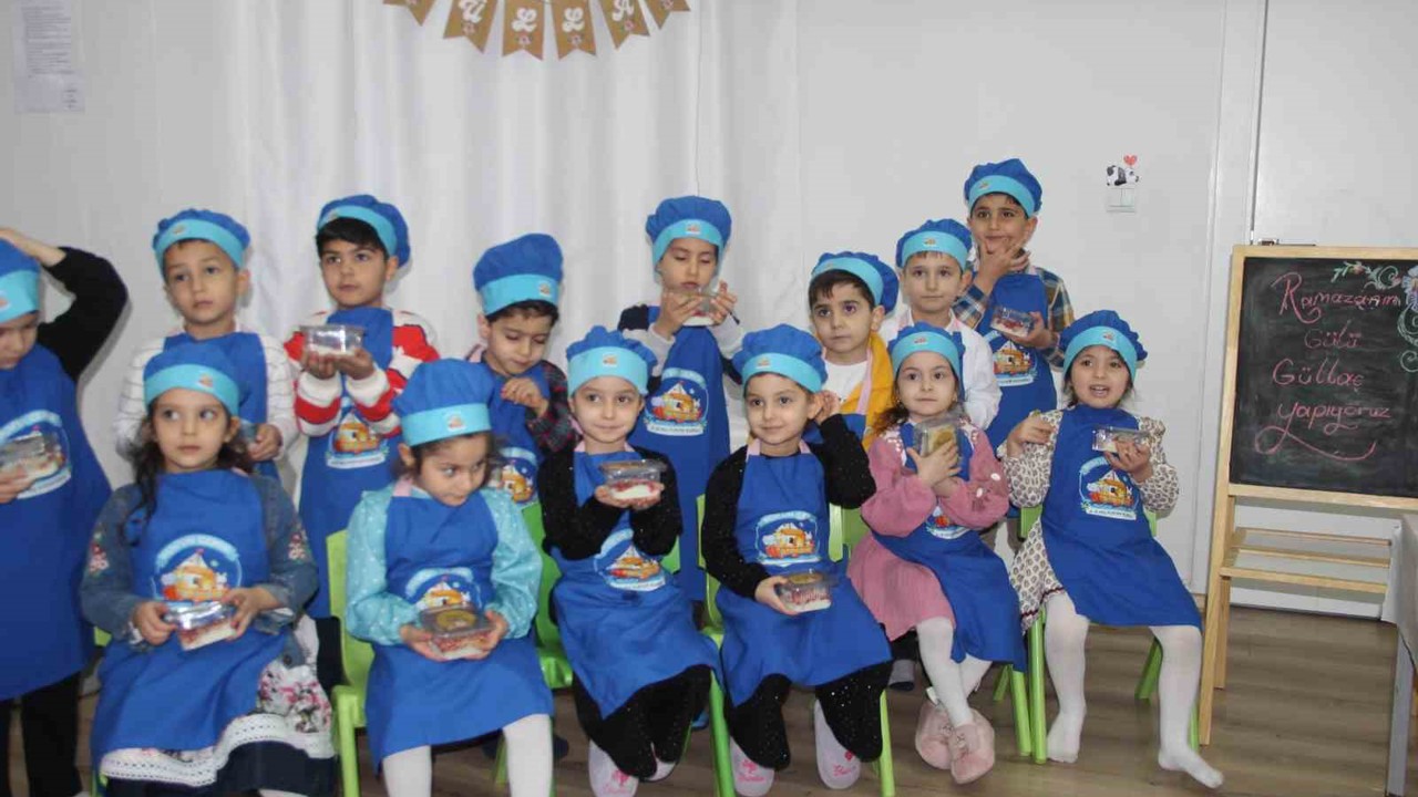 Kur’an kursu öğrenciler ailelerine güllaç hazırladı
