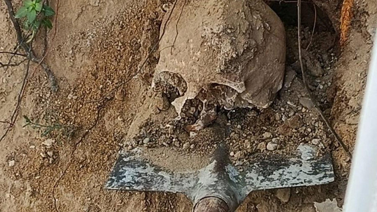 Bahçede yapılan kazıda insan kafatası ve kemikler bulundu
