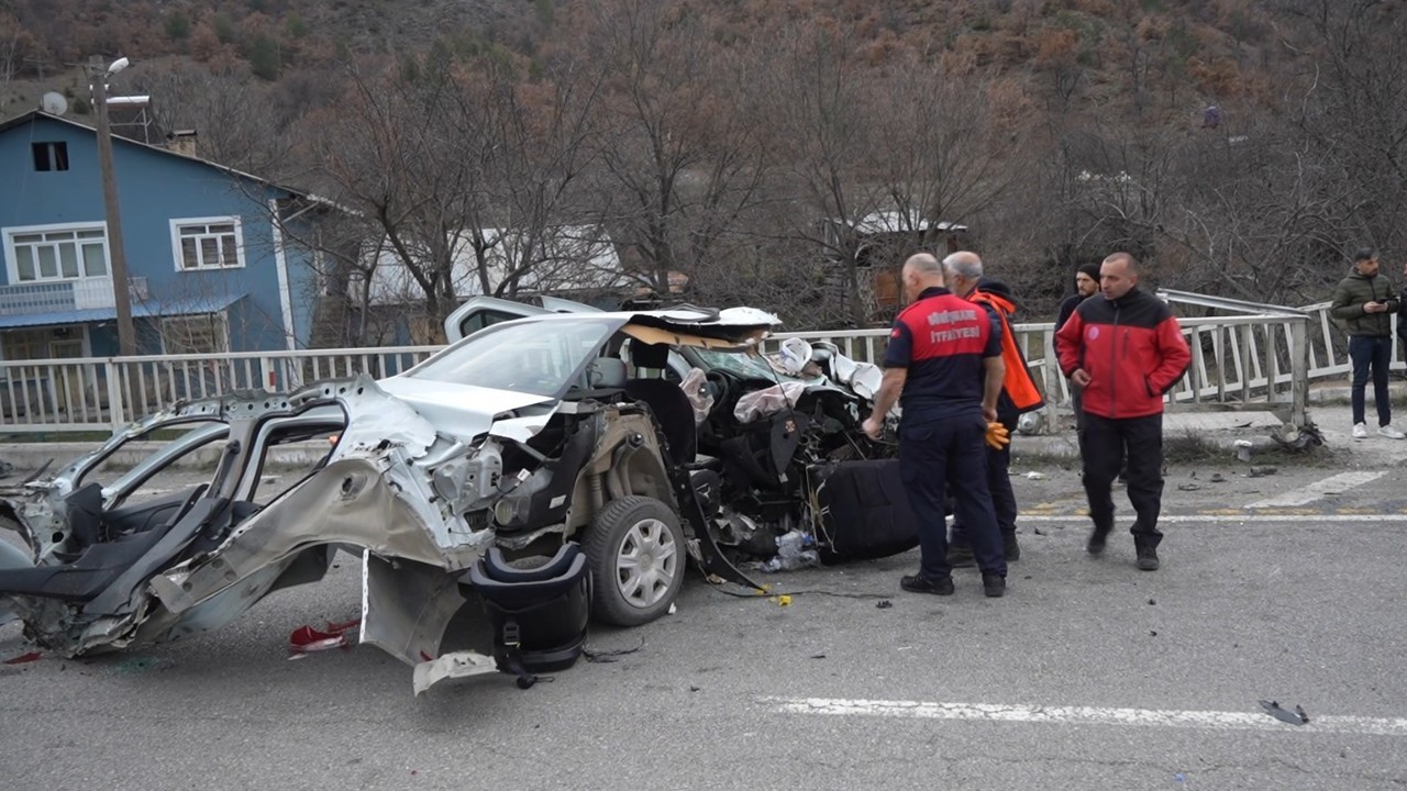 Hurdaya dönen araçtan sağ kurtuldular: 1’i bebek 3 yaralı
