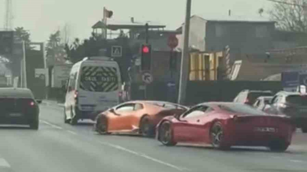 Bursa’da iki lüks otomobil trafik kurallarını hiçe saydı
