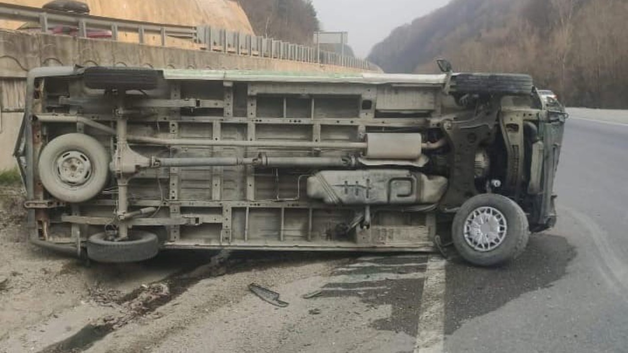 Kontrolden çıkan minibüs takla attı, sürücü yaralandı

