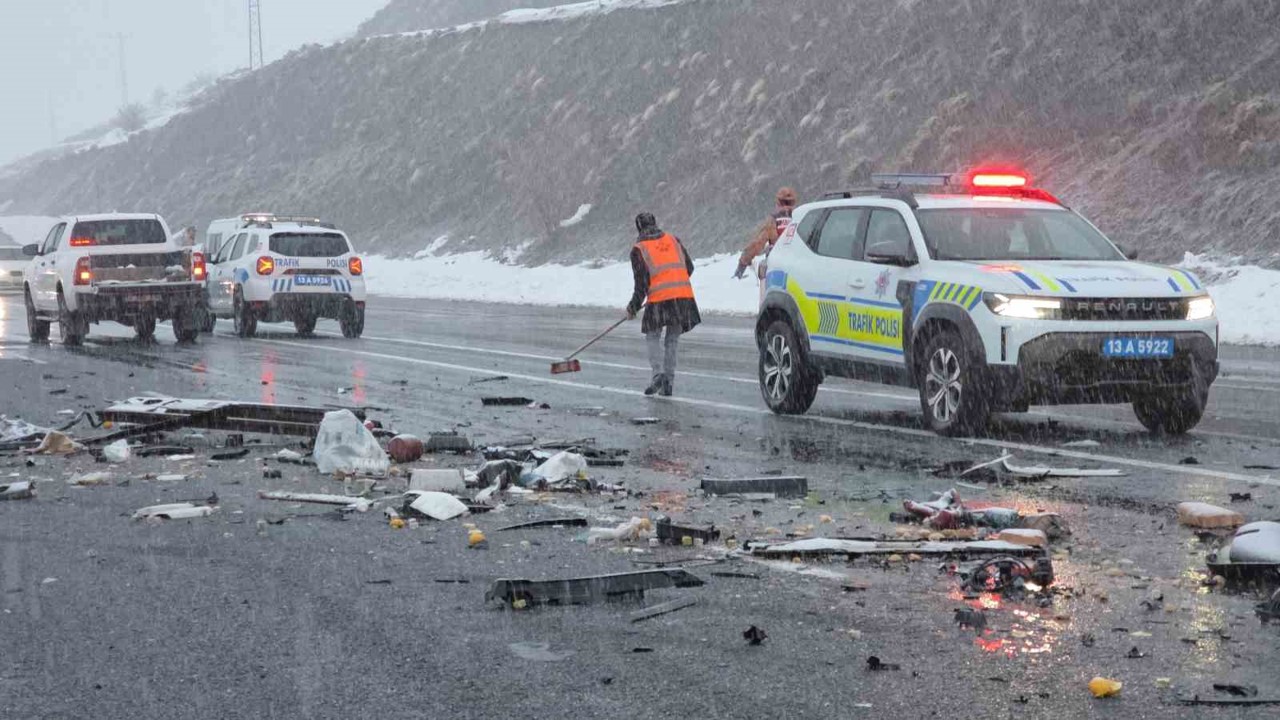 Tatvan’daki feci kazada karı koca hayatını kaybetti
