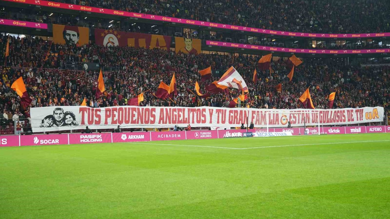 Galatasaray taraftarından, Lucas Torreira için özel pankart
