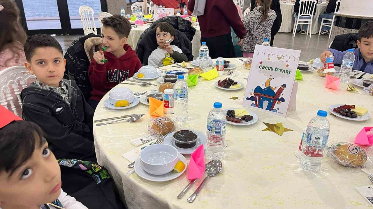 Merih Demiral’dan ilkokul öğretmenine jest
