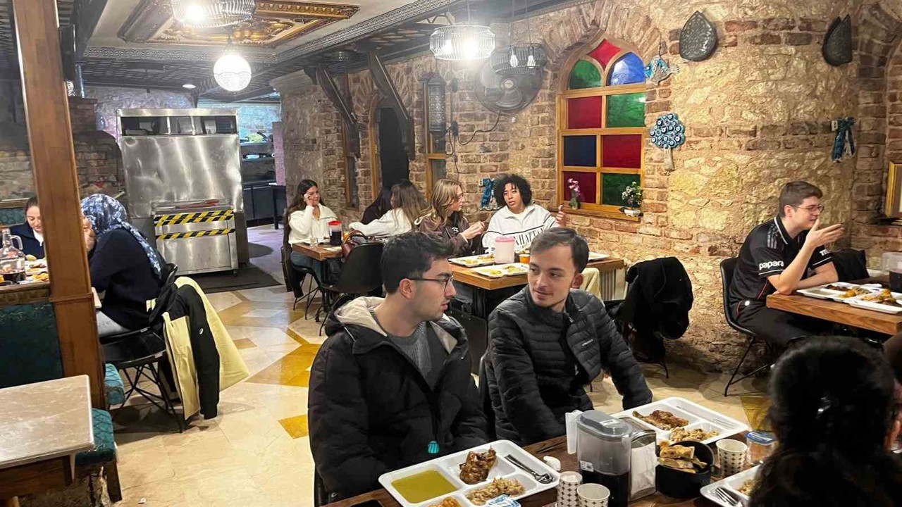 Fatih’te üniversite öğrencileri iftarda buluştu
