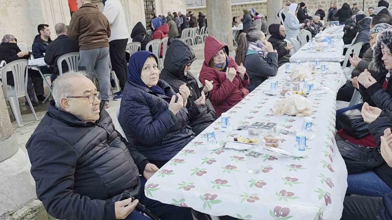 Edirne’de 11 yıllık imece iftar geleneği: İmece usulü sofra kuruldu
