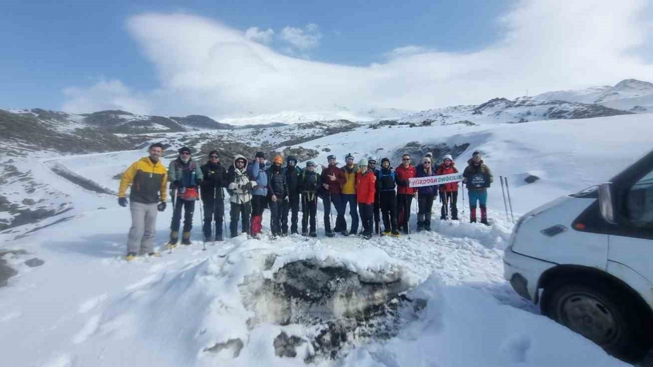 19 kişilik dağcı grubu Ağrı Dağı zirve tırmanışına başladı
