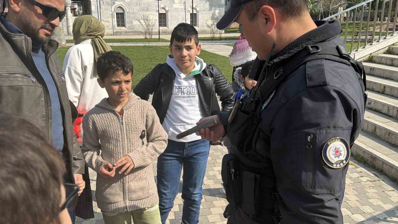 Çekilen İznik Gölü kıyısında oynayan çocuklar top mermisi buldu
