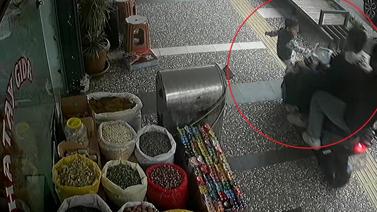 İş yerinden fırlayan 5 yaşındaki çocuğun ölümden döndüğü kaza anları güvenlik kamerasına yansıdı
