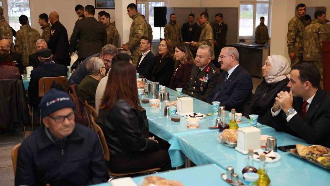 Gelibolu’da şehit aileleri, gaziler ve askerlerle iftar yapıldı
