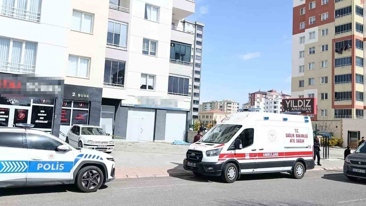 Üçüncü kattan düşen yaşlı adam öldü
