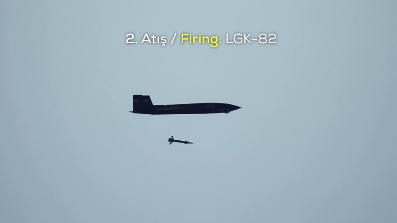 Bayraktar KIZILELMA LGK-82 ve TEBER-82 mühimmatlarıyla hedefi tam isabetle vurdu
