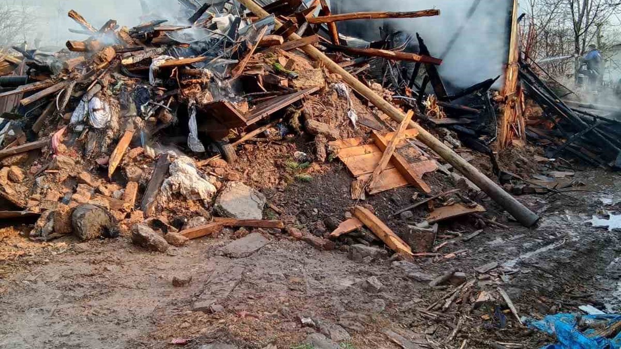 Bolu’da iki katlı ahşap ev ve ahır alev alev yandı
