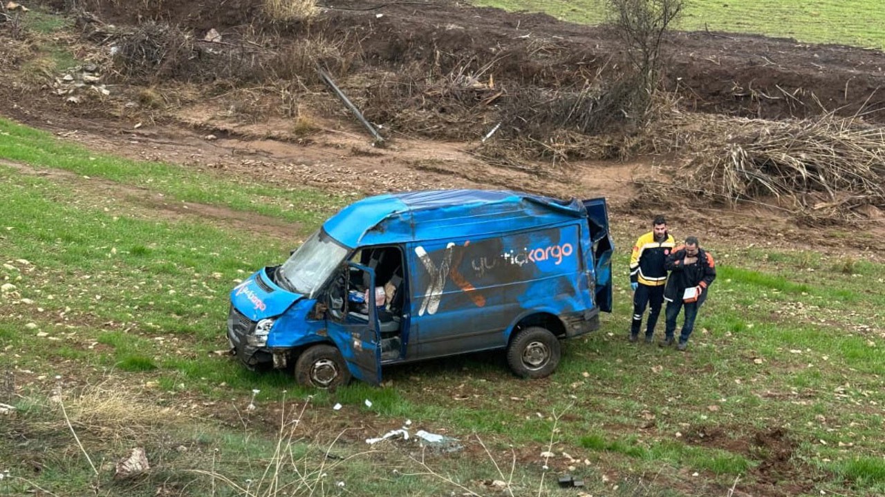 Kargo aracı takla attı: 2 yaralı
