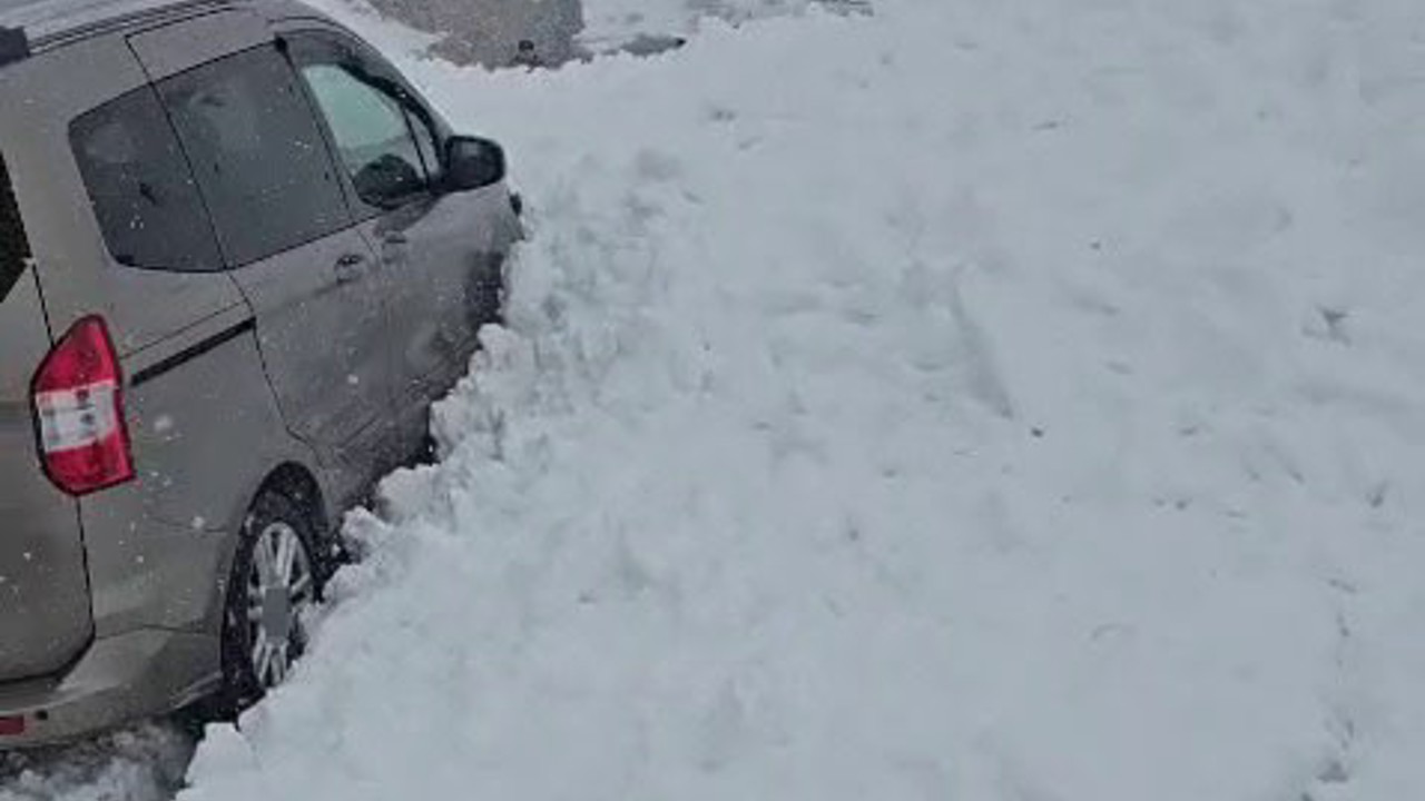 Erzurum’da yola çığ düştü
