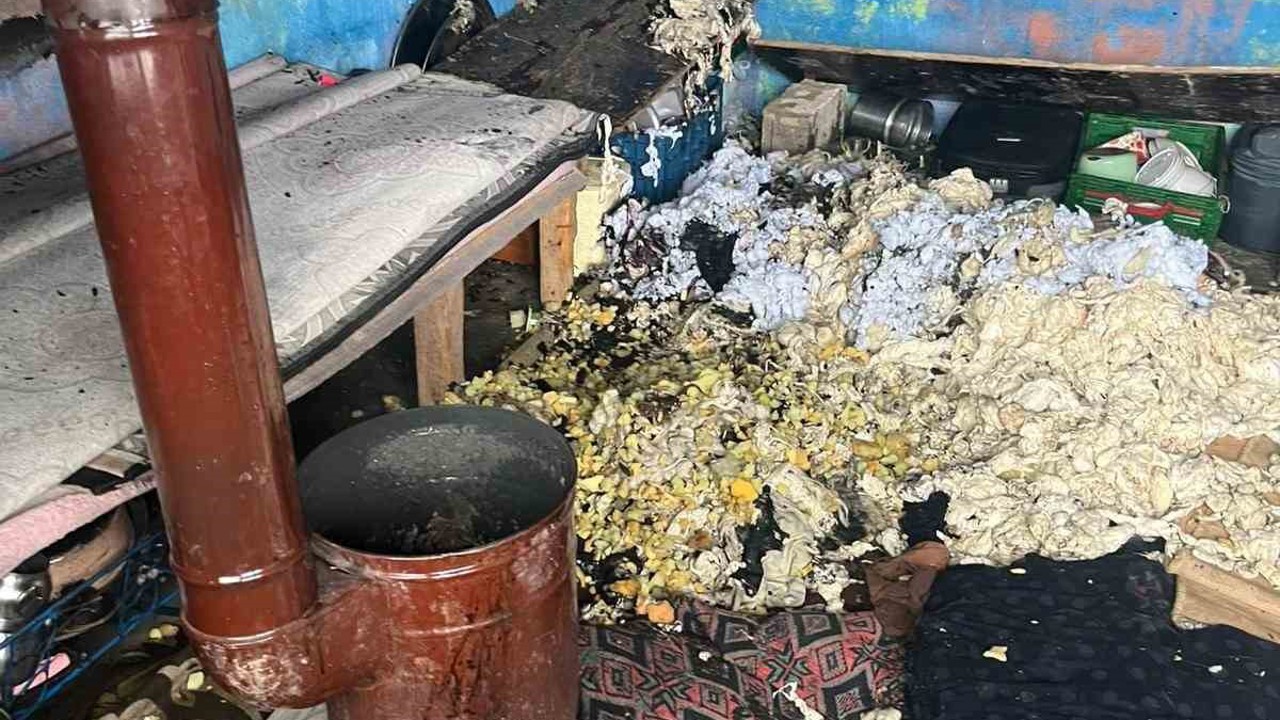 Sobadan sıçrayan kıvılcımlar evi ve çadırı alevlere teslim etti
