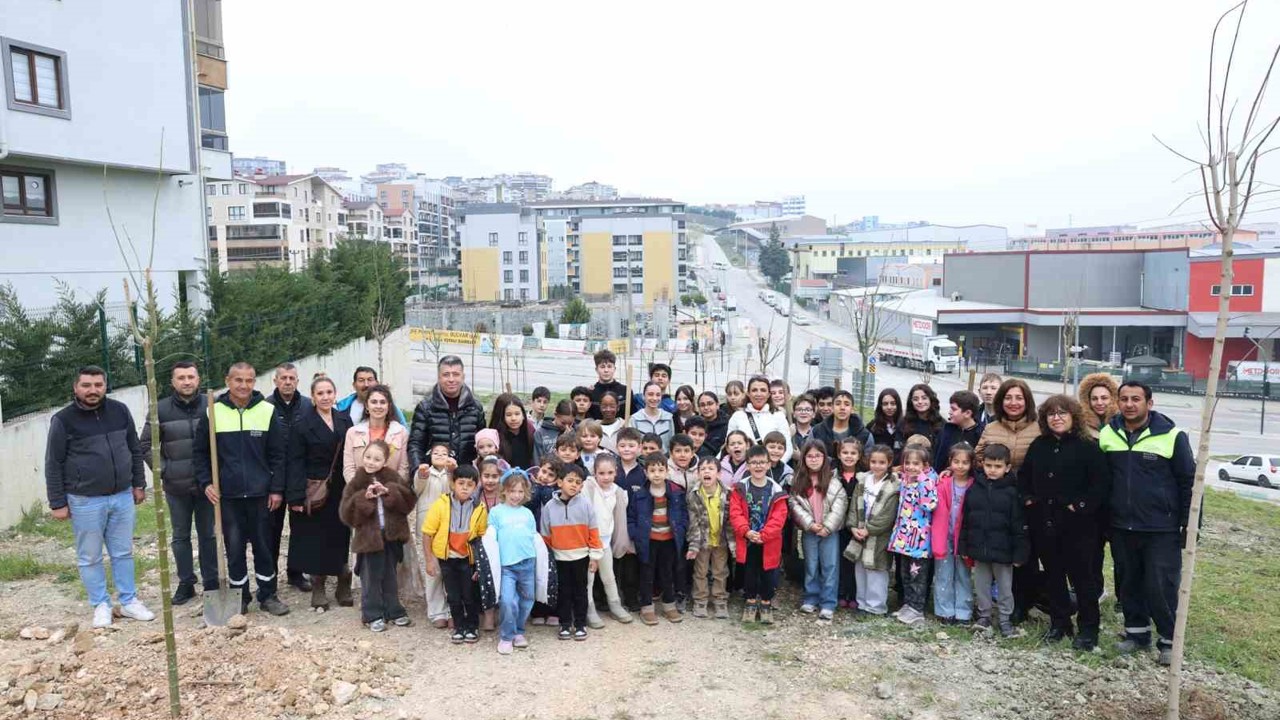 Nilüfer’de minikler doğa için fidan dikti
