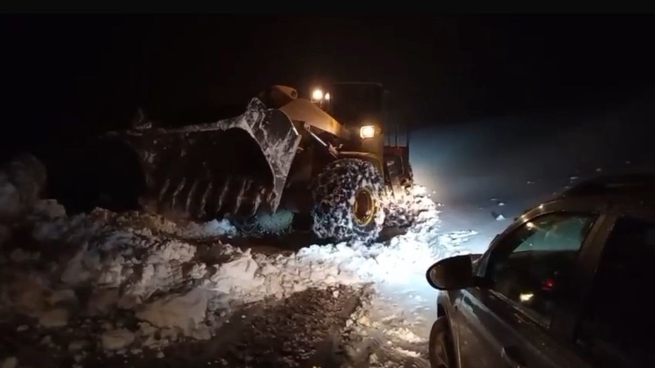 Pervari’de karda mahsur kalan 78 kişi kurtarıldı
