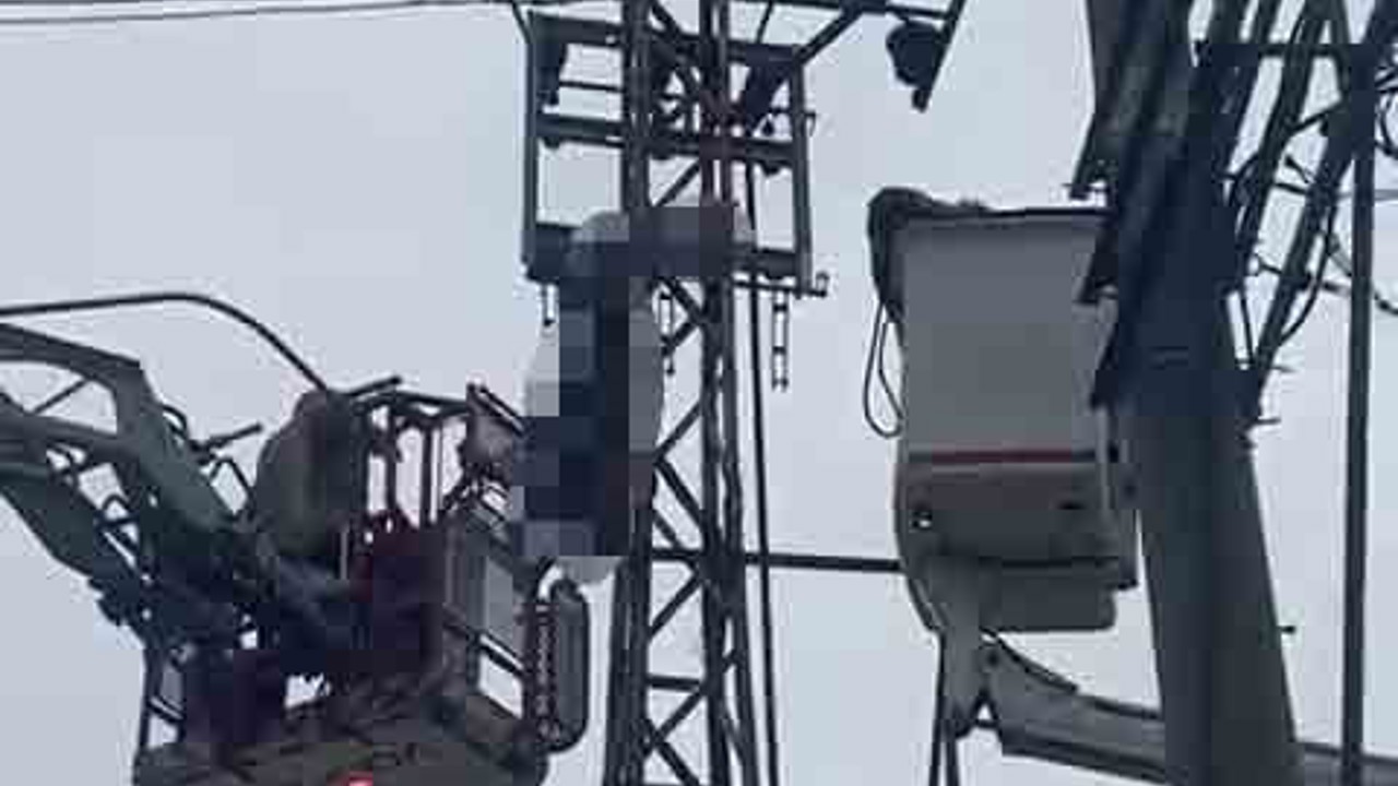 Hırsızlık için çıktığı elektrik direği sonu oldu

