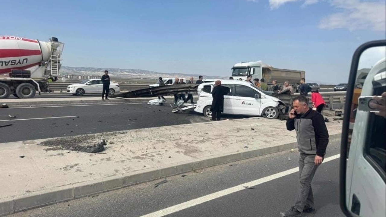 Ankara’da korkutan kaza: Otomobil bariyerlere ok gibi saplandı
