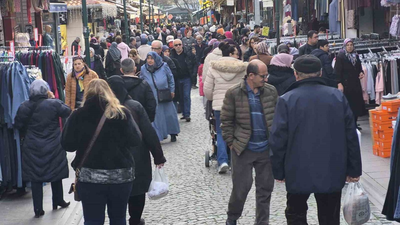 Güneşli havayı fırsat bilen vatandaşlar çarşıya akın etti
