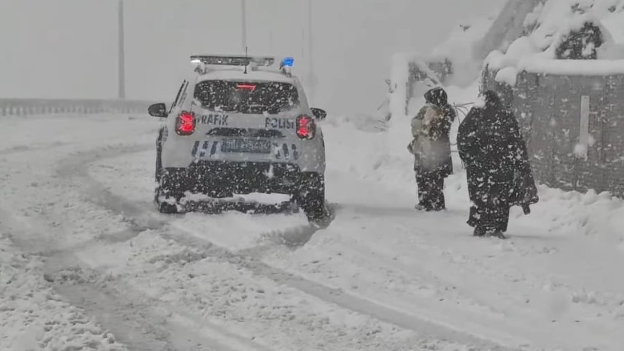 Karda mahsur kalan aileyi emniyet kurtardı
