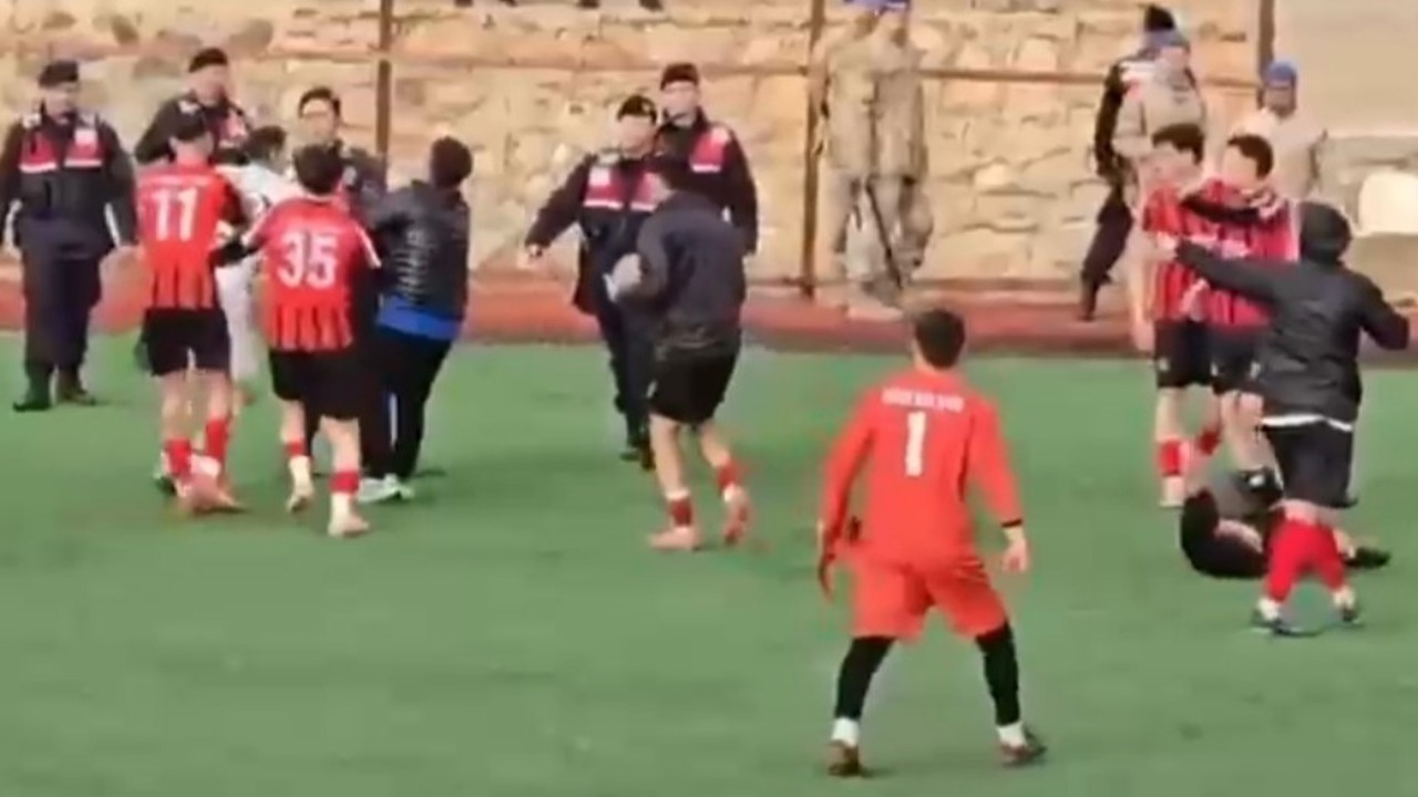 Bitiş düdüğü ile birlikte yeşil saha ringe döndü
