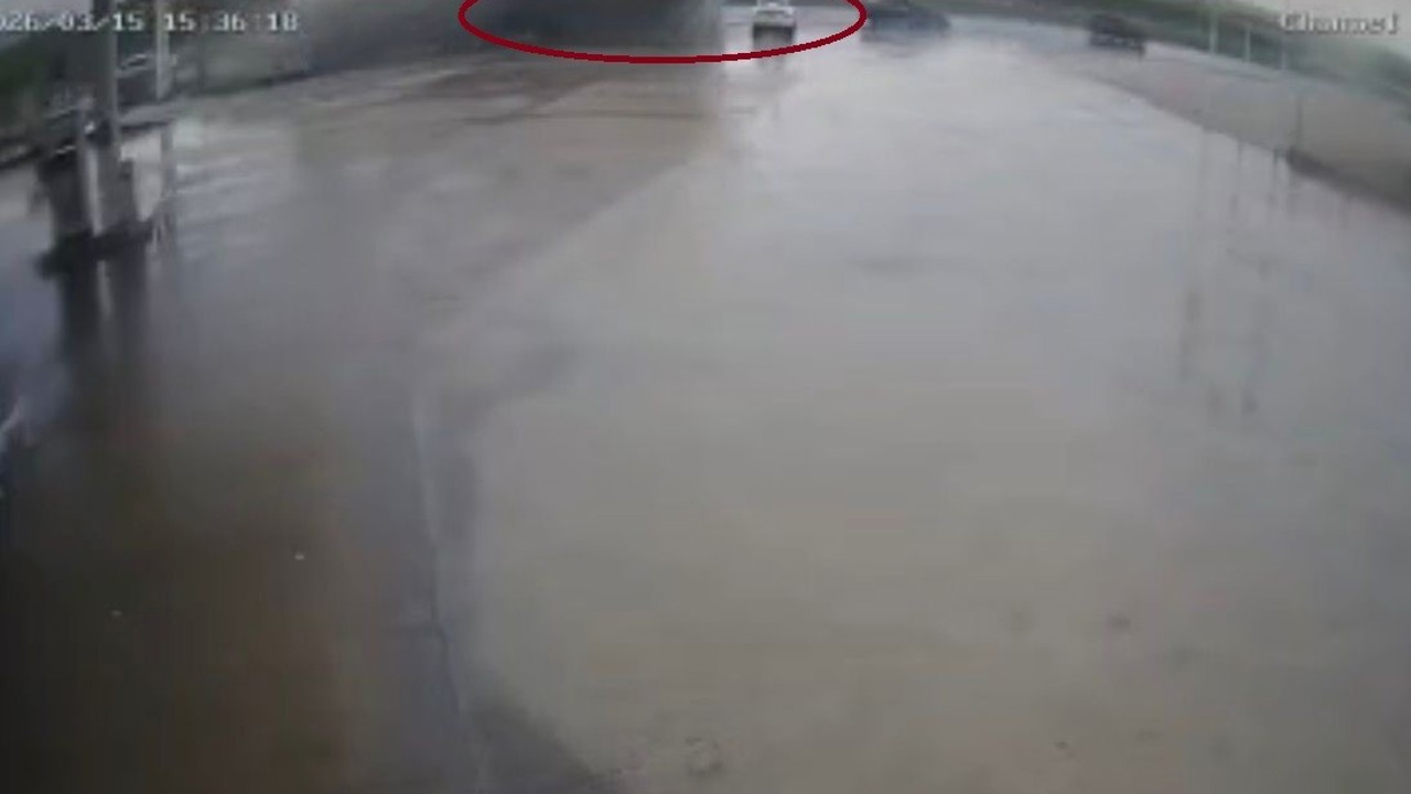 Tırın otomobilin üstüne devrildiği anlar kamerada
