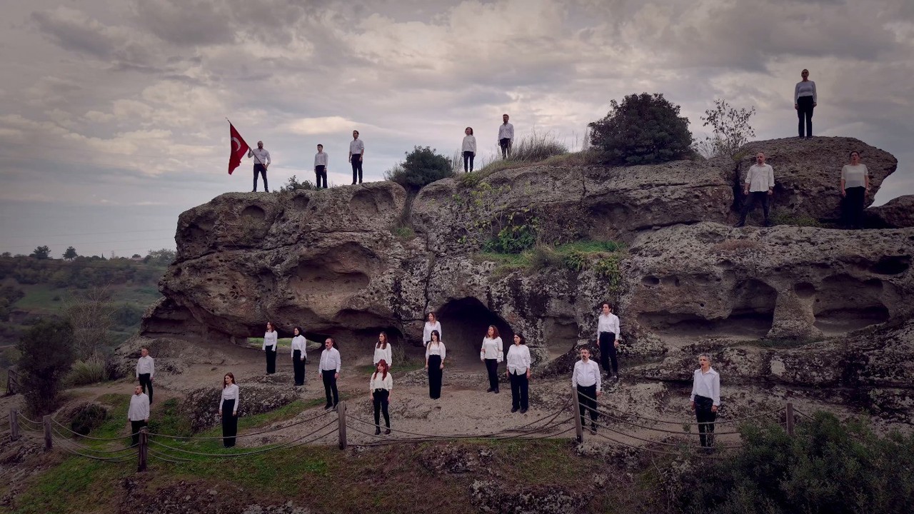 Samsun’da ‘Çanakkale Şehitlerine’ şiiri çok sesli koro ile seslendirildi
