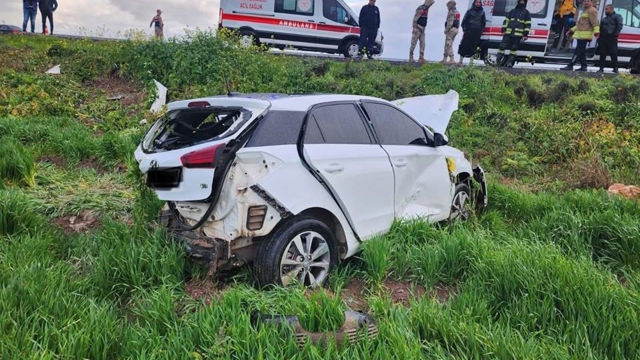 Tarlaya uçarak hurdaya dönen otomobildeki 2 kişi yaralandı

